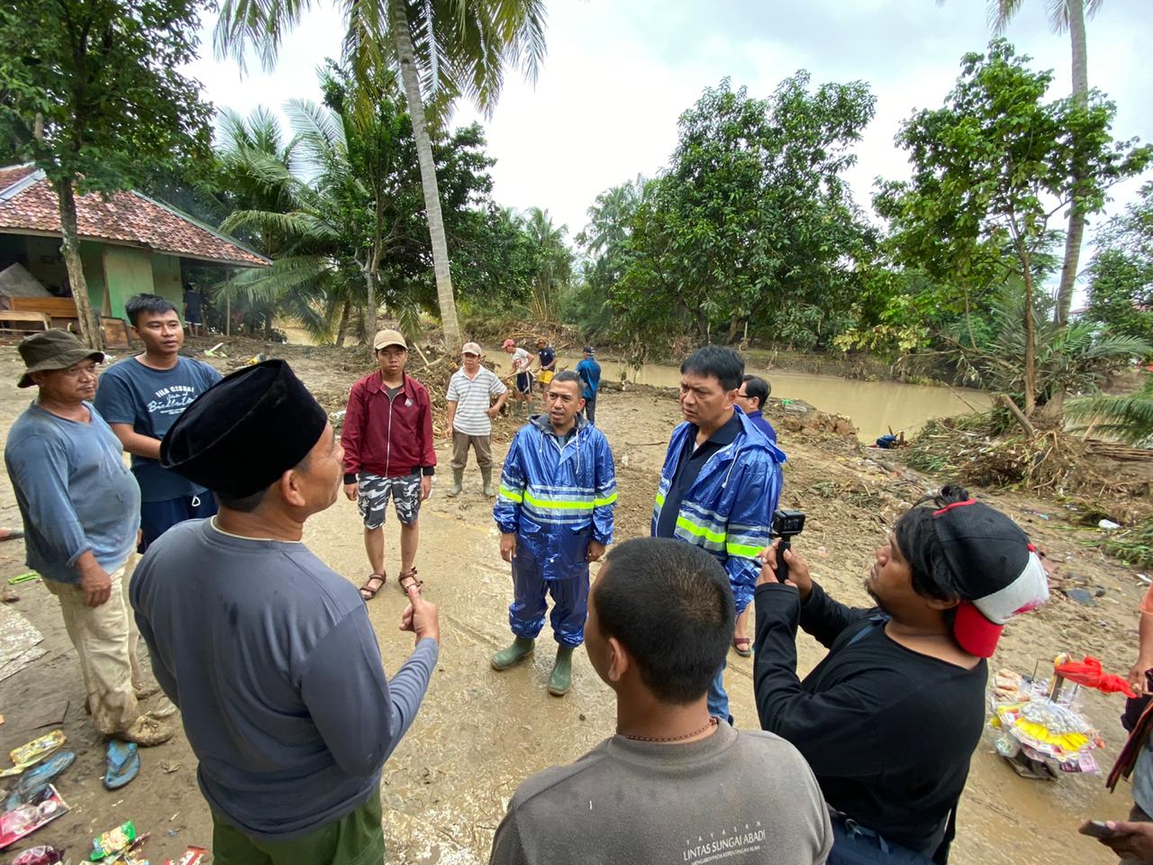 Askrindo Syariah Memberikan Bantuan Kepada Korban Banjir dan Tanah Longsor di Lebak Banten