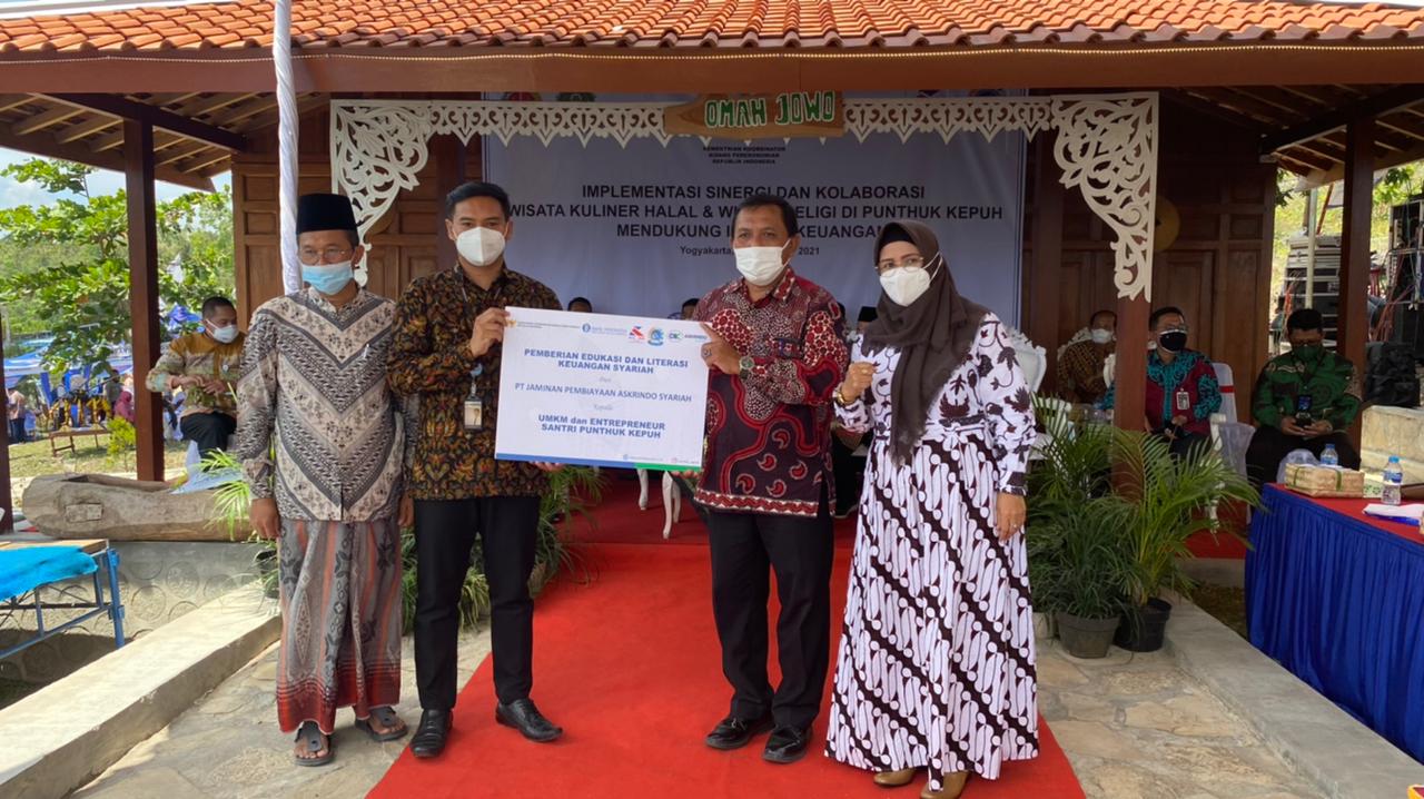 Askrindo Syariah Menyerahkan Edukasi dan Literasi Keuangan Syariah kepada UMKM dan Entrepreneur Santri Punthuk Kepuh Yogyakarta