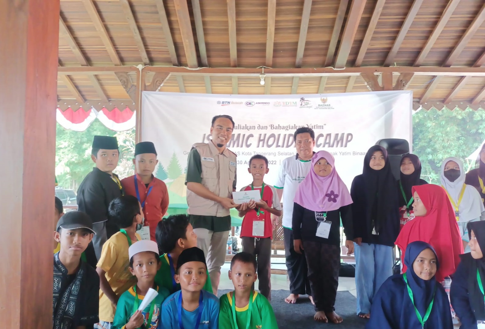 Askrindo Syariah Menyerahkan Bantuan Sosial Kegiatan Islamic Holiday Camp