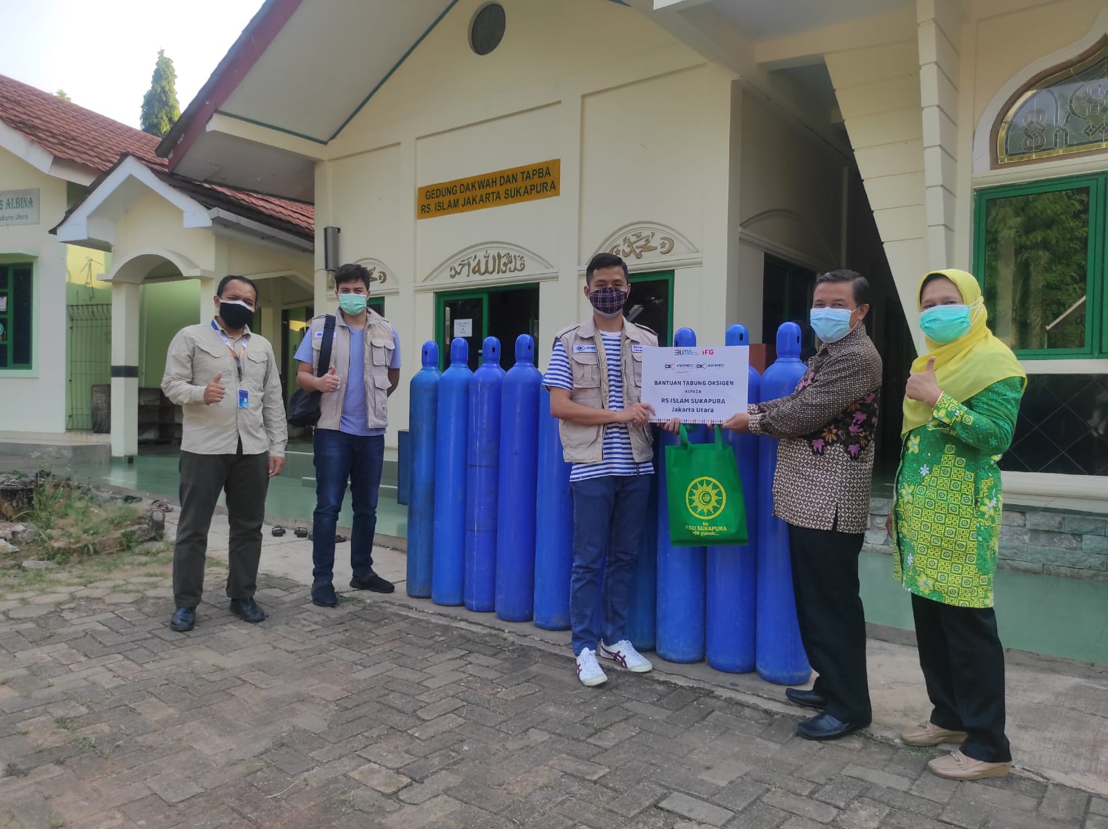 Askrindo Syariah Menyerahkan Tabung Oksigen ke RSI Sukapura