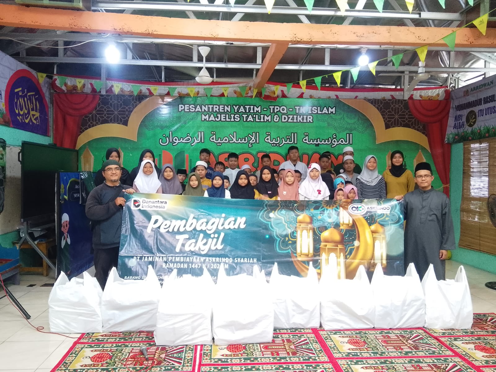 Askrindo Syariah Berbagi Takjil dengan Yayasan di Jakarta